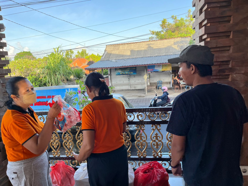 Pengiriman Pemberian Makanan Tambahan (PMT) Lansia di Banjar Gaji, Desa Dalung oleh BUMDesa Dalung